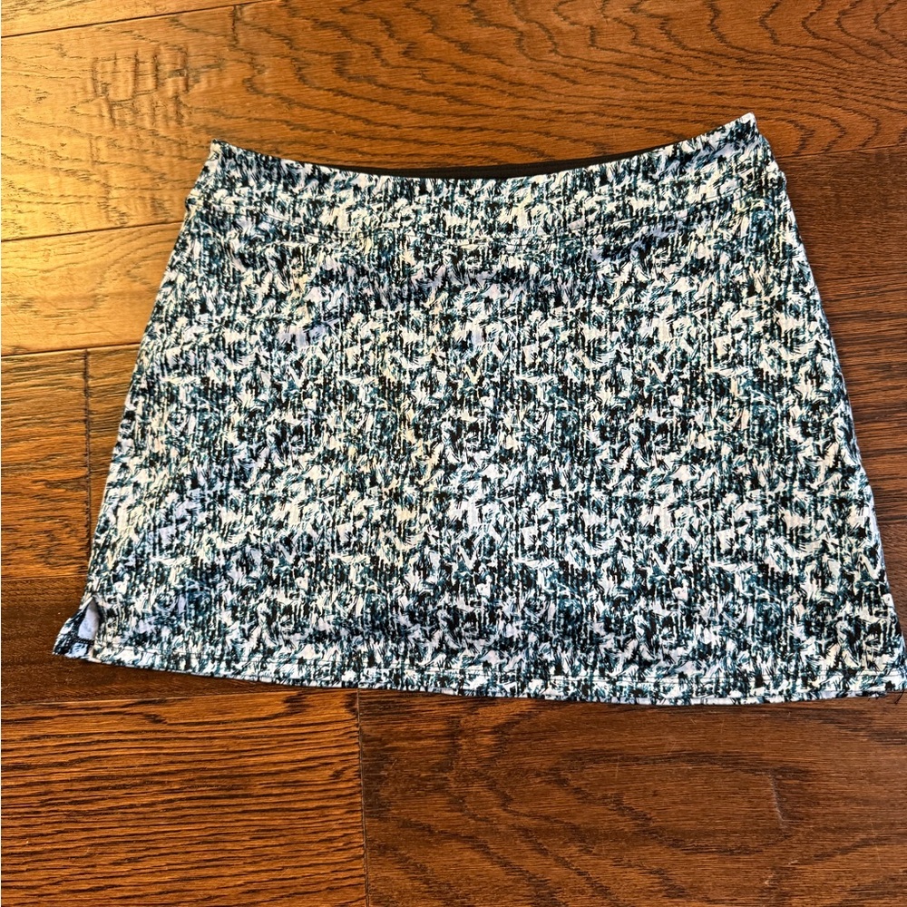 Stylish Women’s Tranquillity  Medium black biker shorts & White & peach Skirt